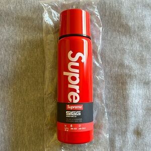 New Supreme SIGG Vacuum Insulated 0.75L Bottle, Red